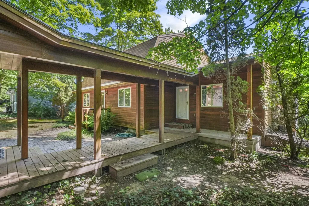 1275 S Nanagosa Trail Suttons Bay Township MI 49682