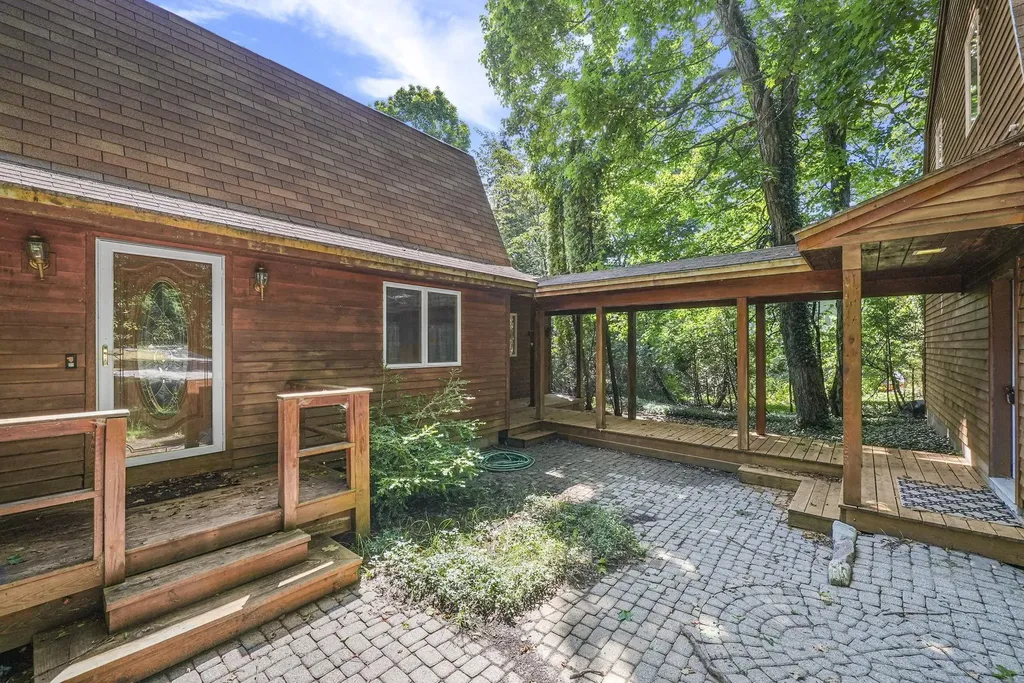 1275 S Nanagosa Trail Suttons Bay Township MI 49682