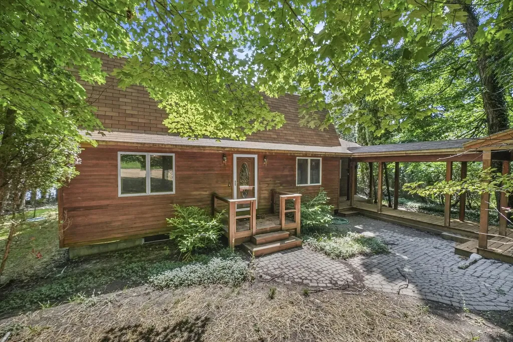1275 S Nanagosa Trail Suttons Bay Township MI 49682