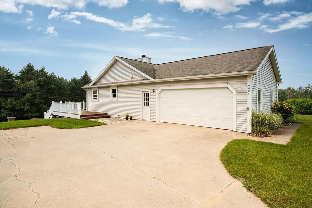 6025 Country Cove Long Lake Township MI 49685