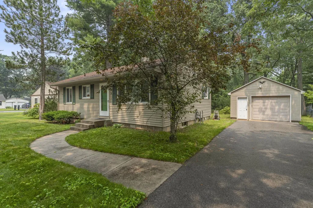 805 Indian Trail Boulevard East Bay Township MI 49686