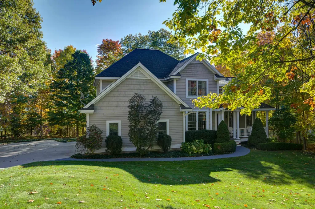 6436 Peregrin Court Peninsula Township MI 49686
