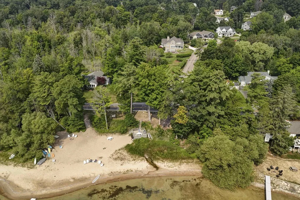 6436 Peregrin Court Peninsula Township MI 49686