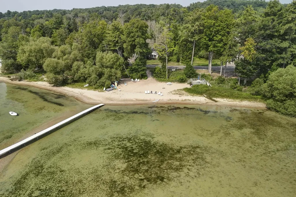 6436 Peregrin Court Peninsula Township MI 49686