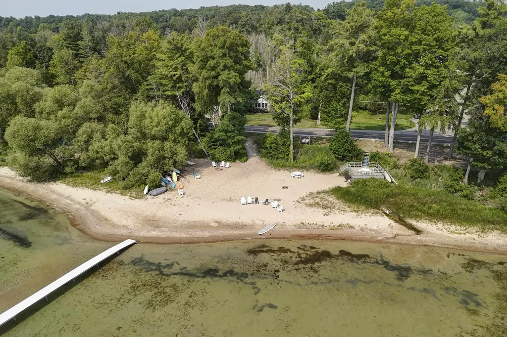 6436 Peregrin Court Peninsula Township MI 49686