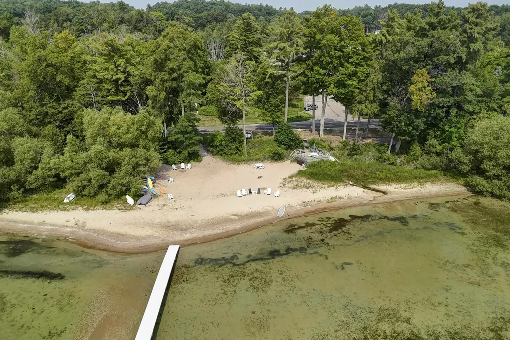6436 Peregrin Court Peninsula Township MI 49686