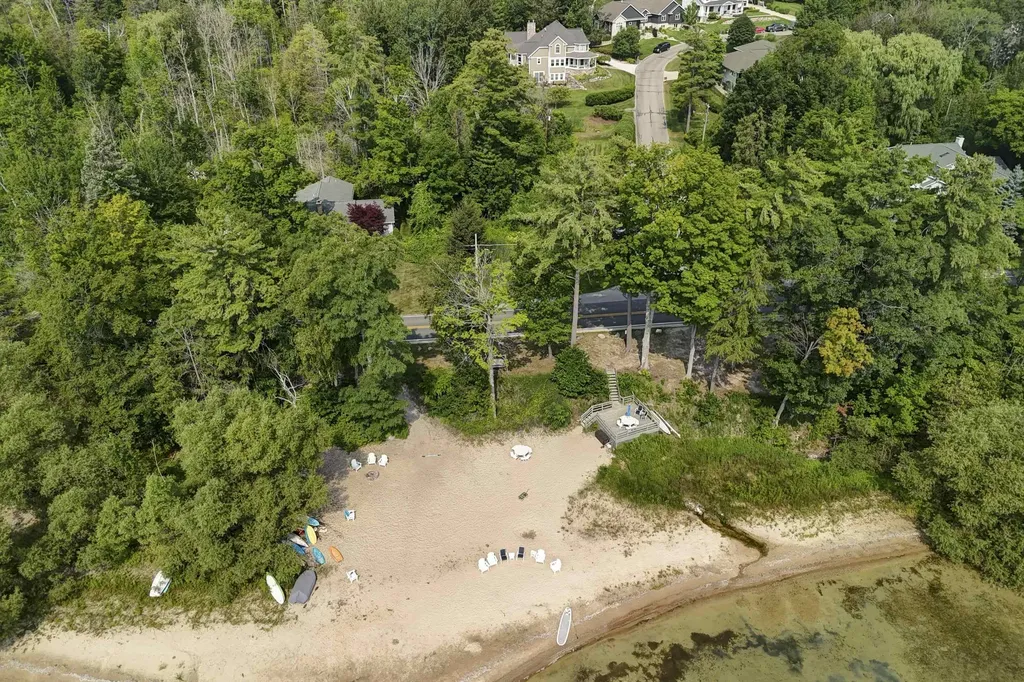 6436 Peregrin Court Peninsula Township MI 49686