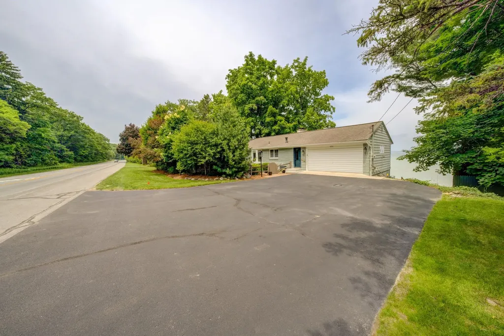 11711 S West Bay Shore Drive Elmwood Charter Township MI 49684