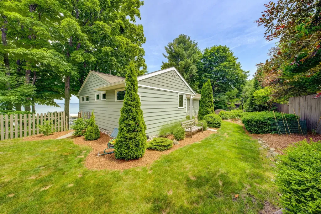 11711 S West Bay Shore Drive Elmwood Charter Township MI 49684