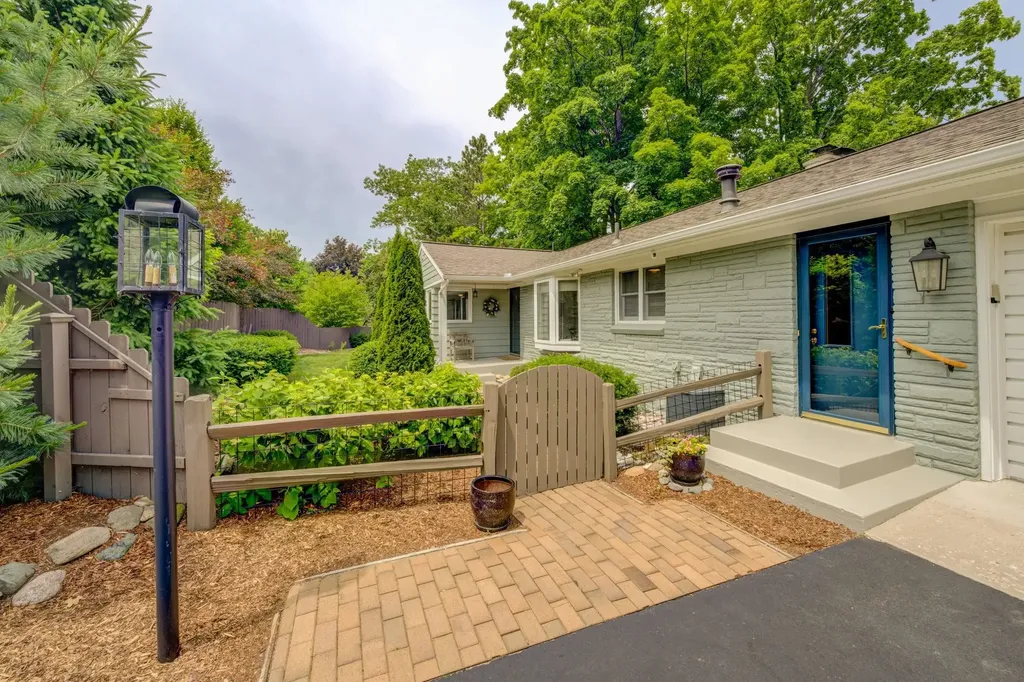 11711 S West Bay Shore Drive Elmwood Charter Township MI 49684