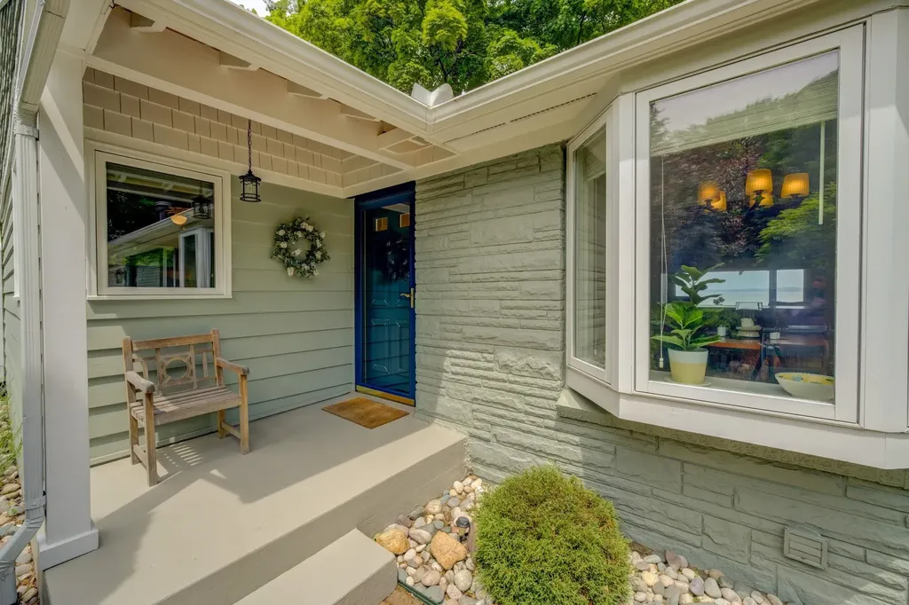 11711 S West Bay Shore Drive Elmwood Charter Township MI 49684