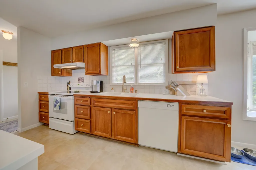 11711 S West Bay Shore Drive Elmwood Charter Township MI 49684