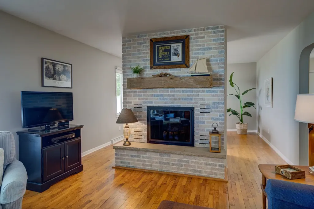 11711 S West Bay Shore Drive Elmwood Charter Township MI 49684
