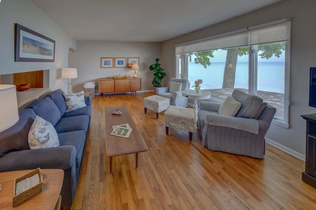 11711 S West Bay Shore Drive Elmwood Charter Township MI 49684