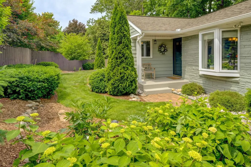 11711 S West Bay Shore Drive Elmwood Charter Township MI 49684