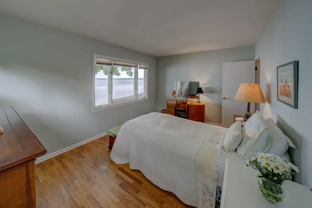 11711 S West Bay Shore Drive Elmwood Charter Township MI 49684