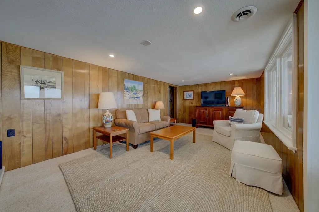 11711 S West Bay Shore Drive Elmwood Charter Township MI 49684