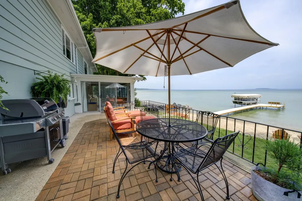 11711 S West Bay Shore Drive Elmwood Charter Township MI 49684