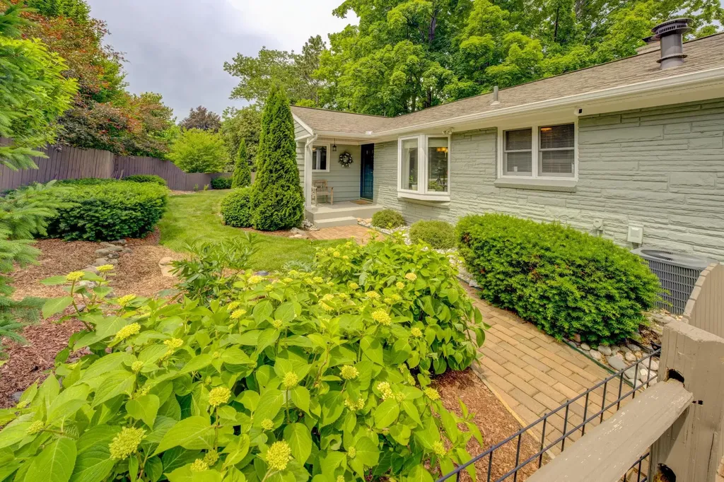 11711 S West Bay Shore Drive Elmwood Charter Township MI 49684