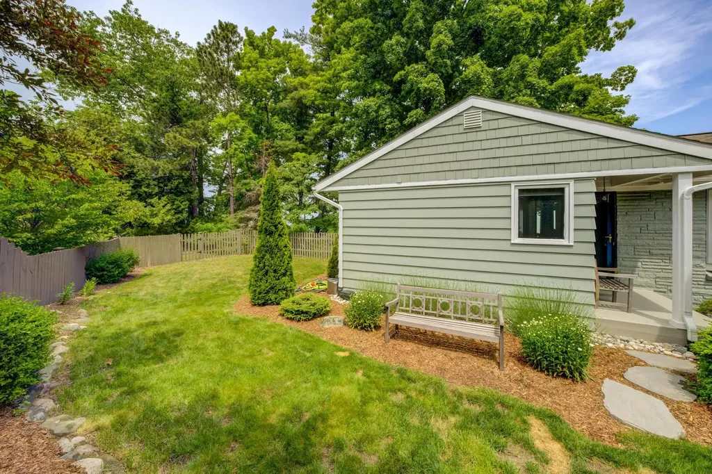 11711 S West Bay Shore Drive Elmwood Charter Township MI 49684