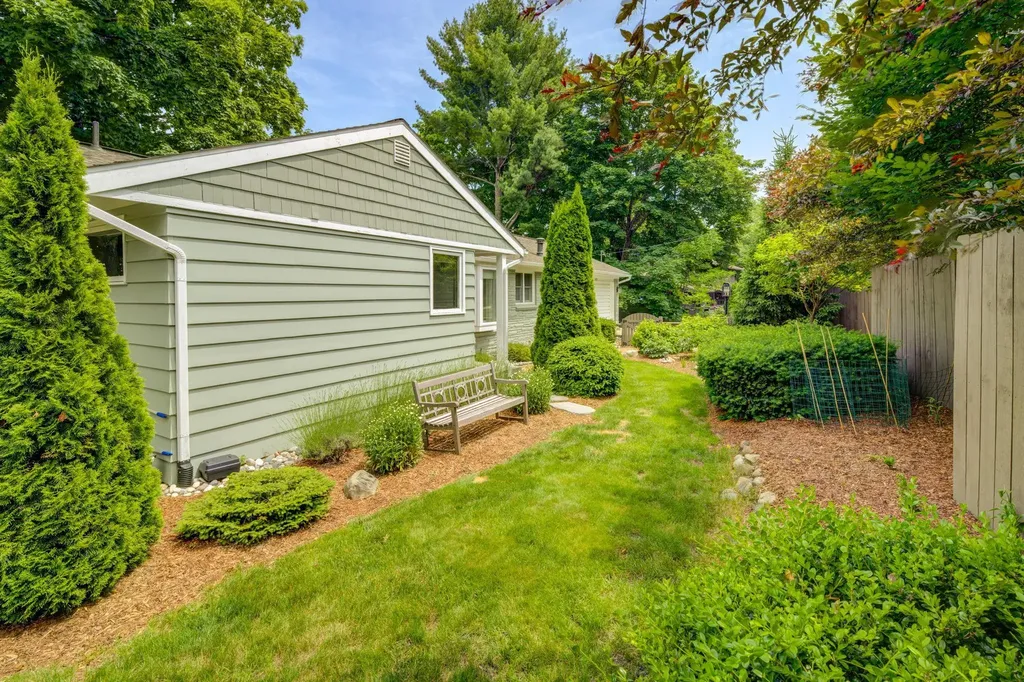 11711 S West Bay Shore Drive Elmwood Charter Township MI 49684
