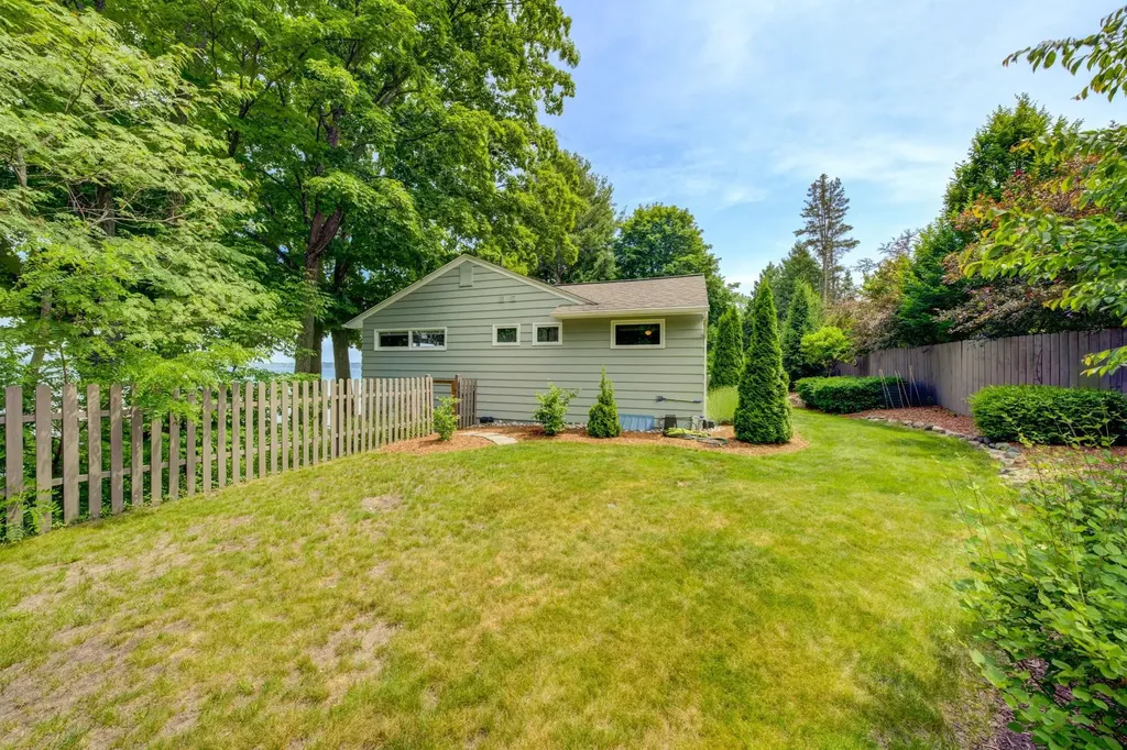 11711 S West Bay Shore Drive Elmwood Charter Township MI 49684