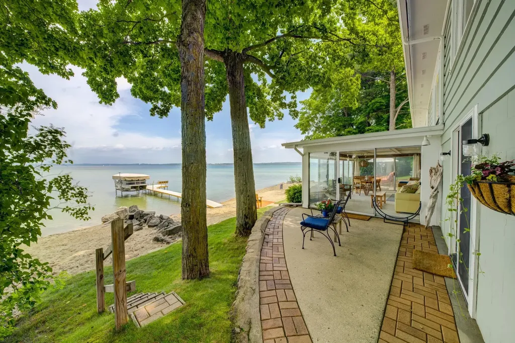 11711 S West Bay Shore Drive Elmwood Charter Township MI 49684