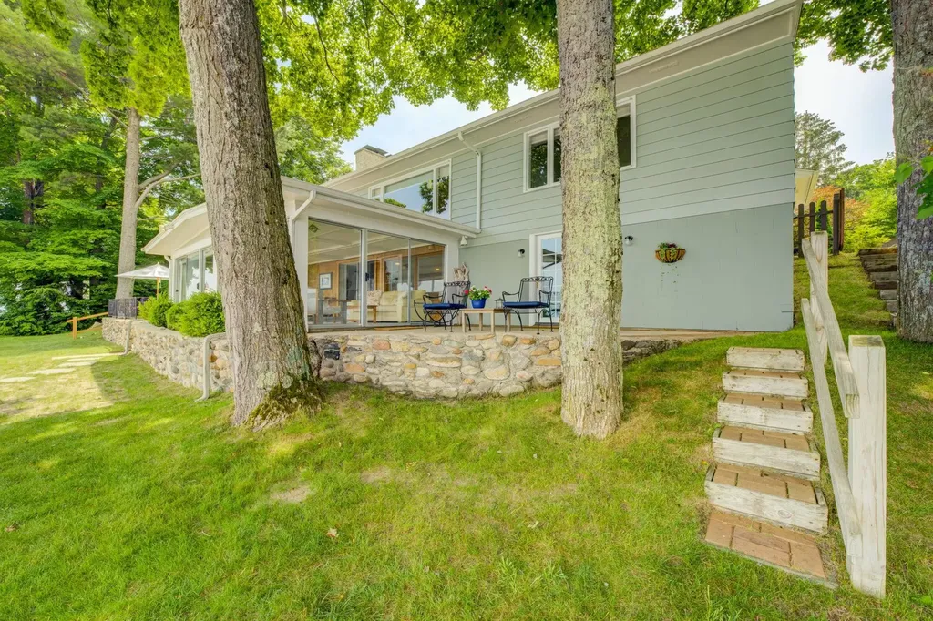 11711 S West Bay Shore Drive Elmwood Charter Township MI 49684