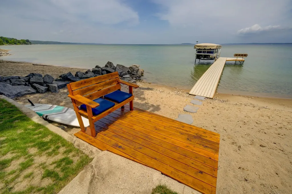 11711 S West Bay Shore Drive Elmwood Charter Township MI 49684
