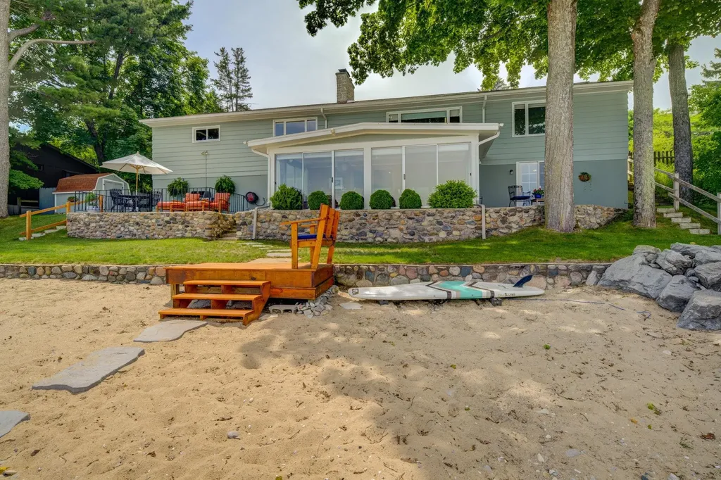 11711 S West Bay Shore Drive Elmwood Charter Township MI 49684