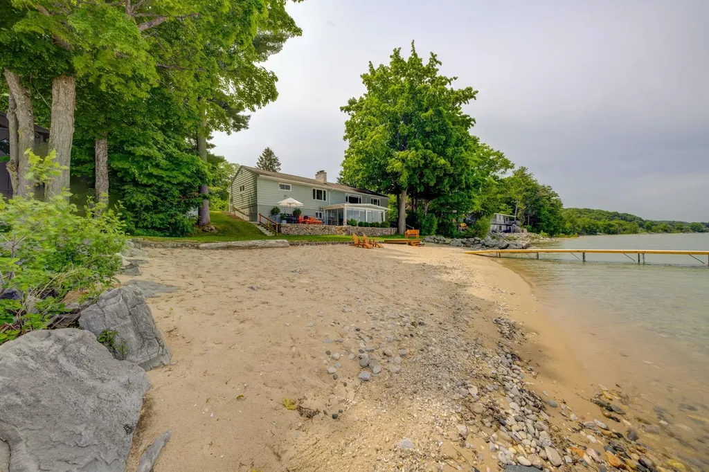 11711 S West Bay Shore Drive Elmwood Charter Township MI 49684
