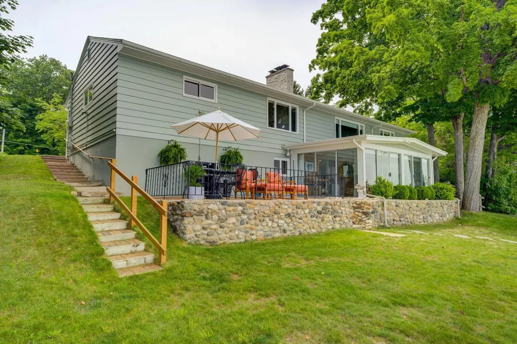 11711 S West Bay Shore Drive Elmwood Charter Township MI 49684