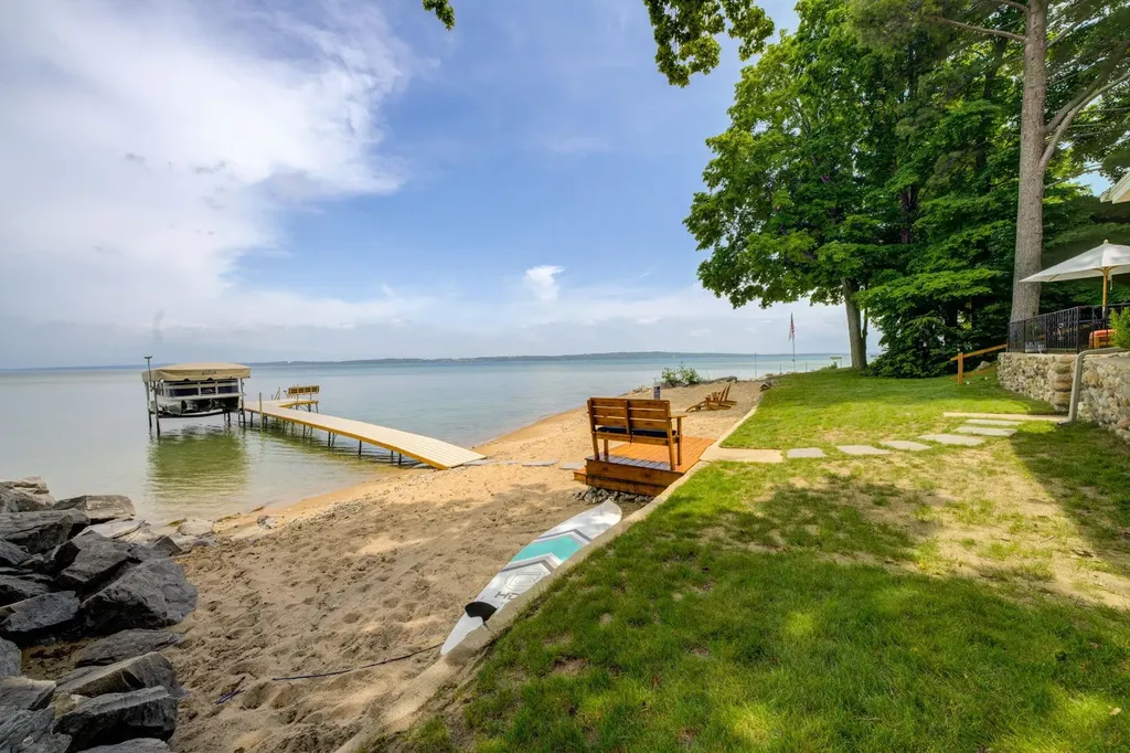 11711 S West Bay Shore Drive Elmwood Charter Township MI 49684
