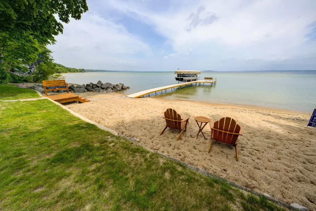 11711 S West Bay Shore Drive Elmwood Charter Township MI 49684
