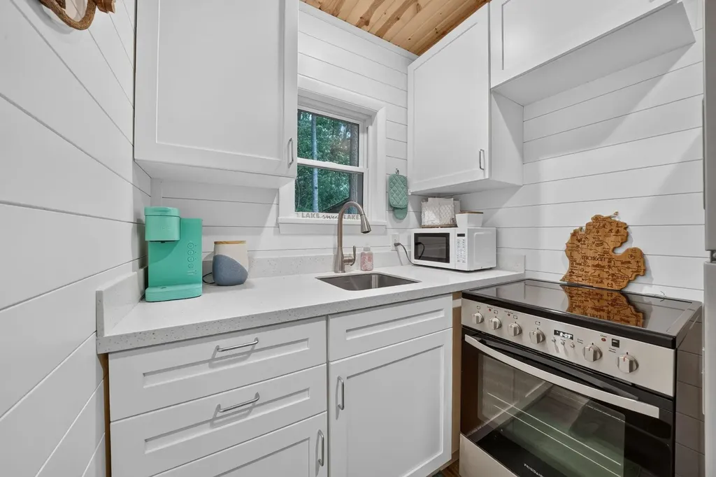 8520 W Sapphire Lake Township MI 49651