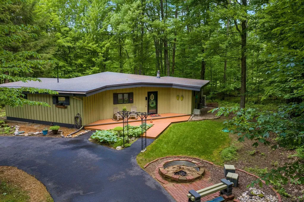 2176 W Schuss Mountain Drive Custer Township MI 49615