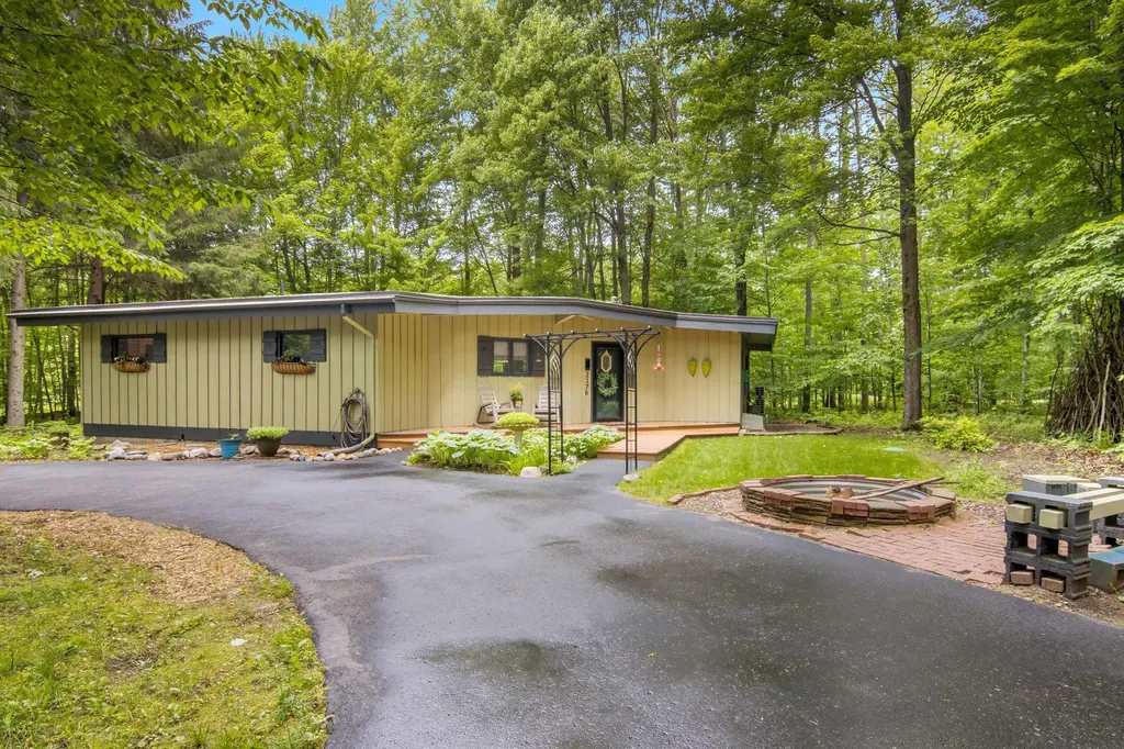 2176 W Schuss Mountain Drive Custer Township MI 49615