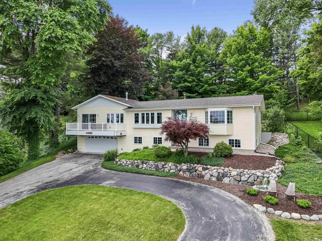 8729 Center Road Peninsula Township MI 49686