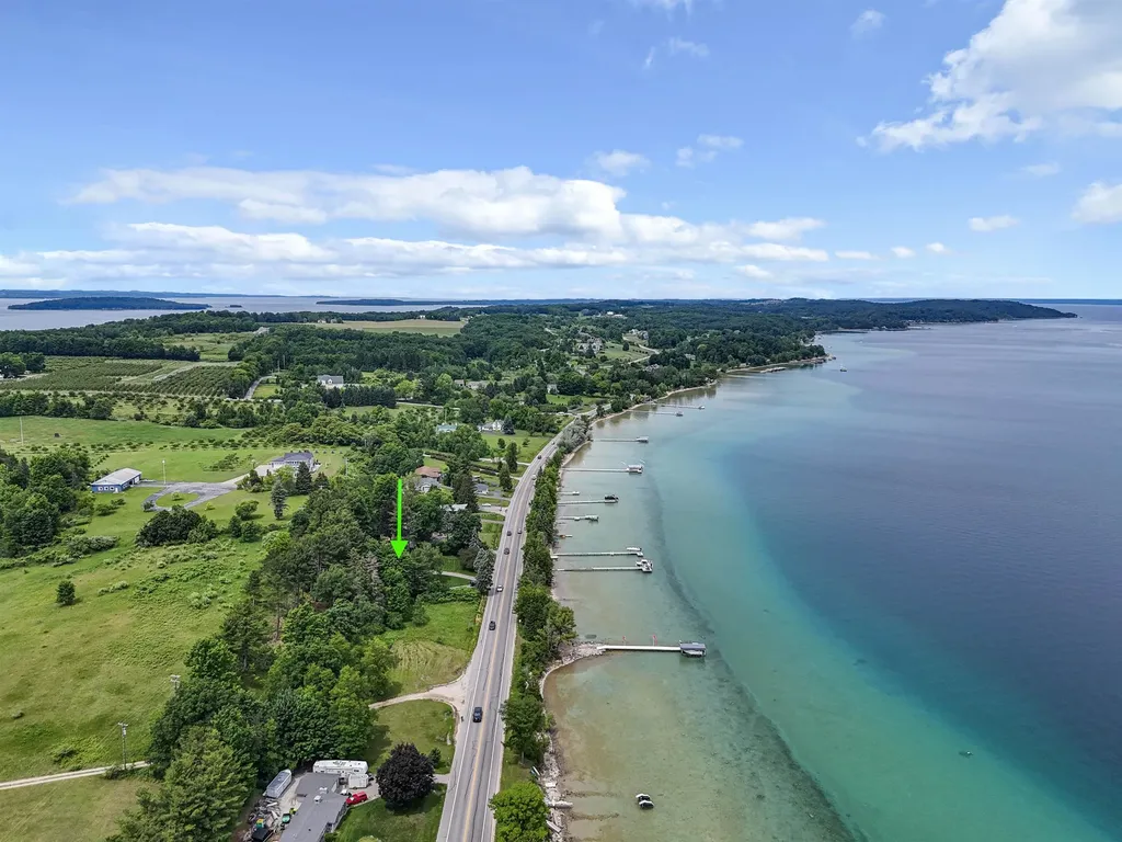 8729 Center Road Peninsula Township MI 49686