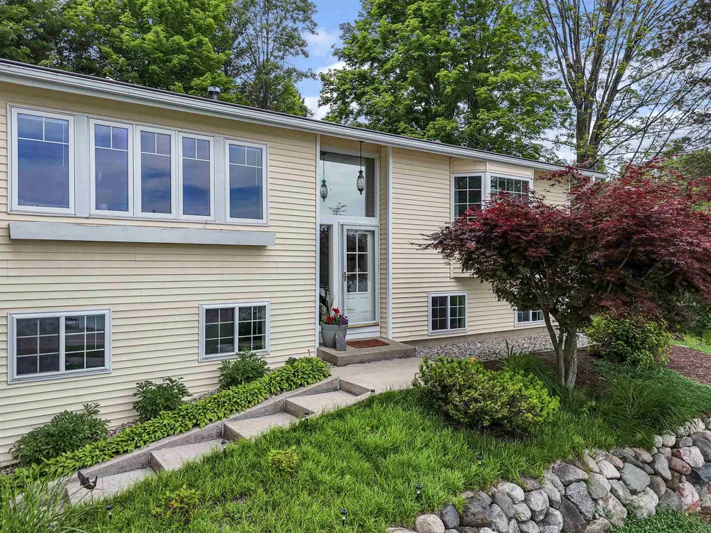8729 Center Road Peninsula Township MI 49686