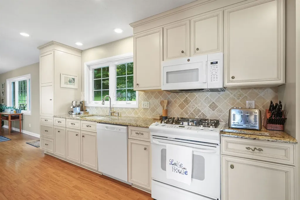 8729 Center Road Peninsula Township MI 49686