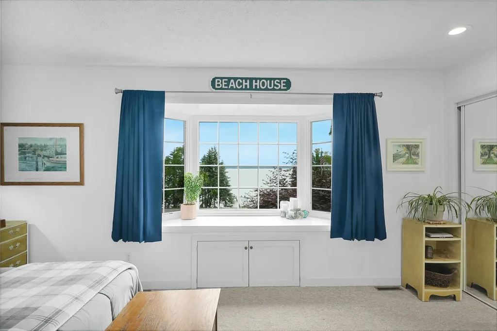 8729 Center Road Peninsula Township MI 49686