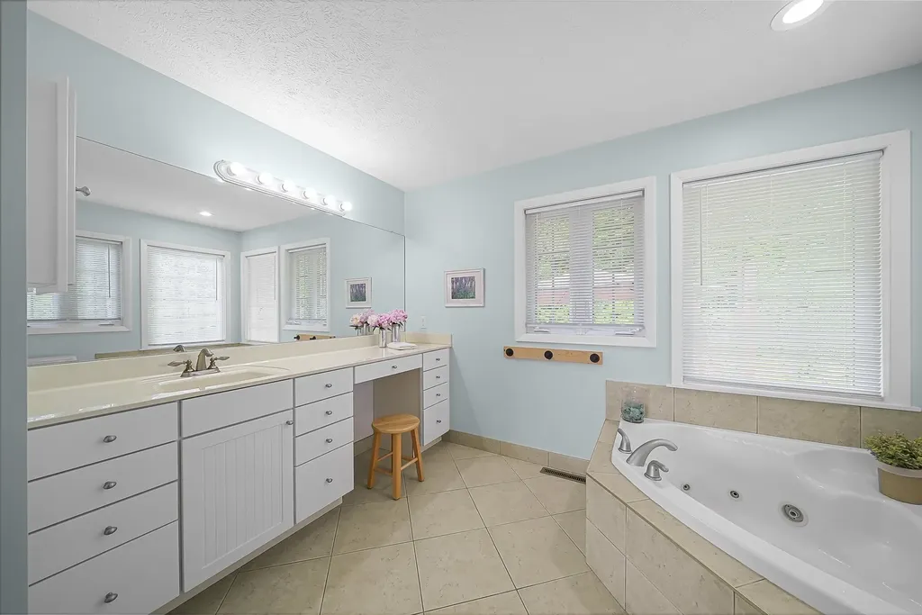 8729 Center Road Peninsula Township MI 49686