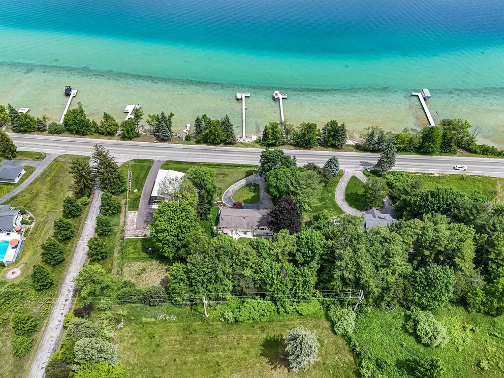 8729 Center Road Peninsula Township MI 49686