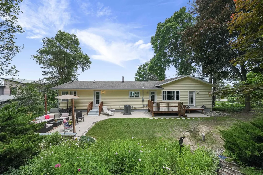 8729 Center Road Peninsula Township MI 49686