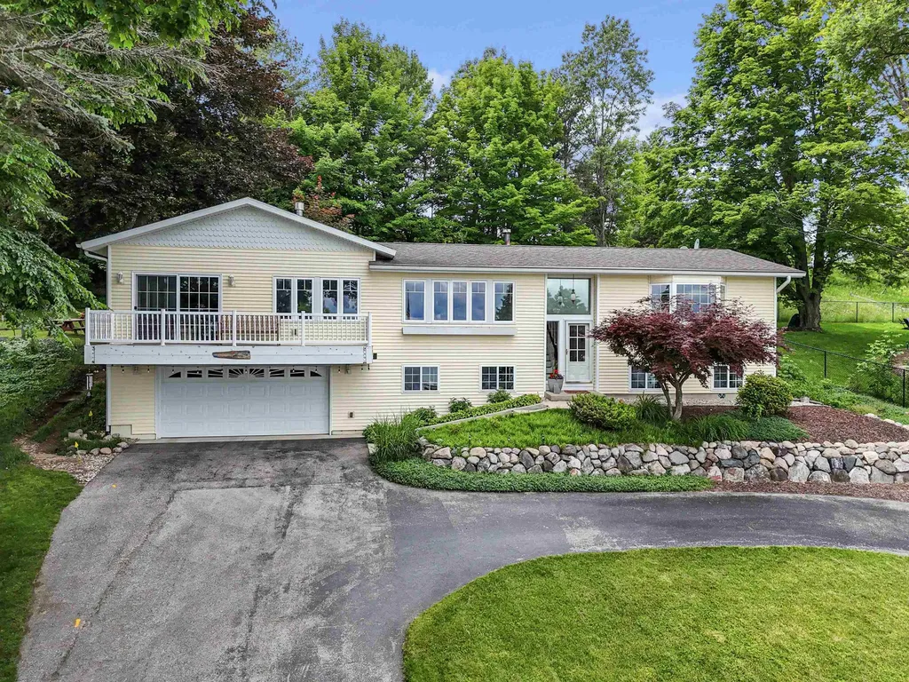 8729 Center Road Peninsula Township MI 49686