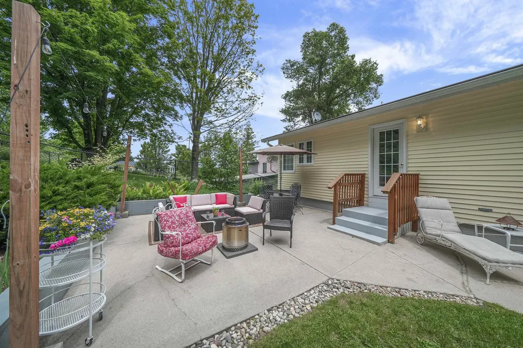 8729 Center Road Peninsula Township MI 49686