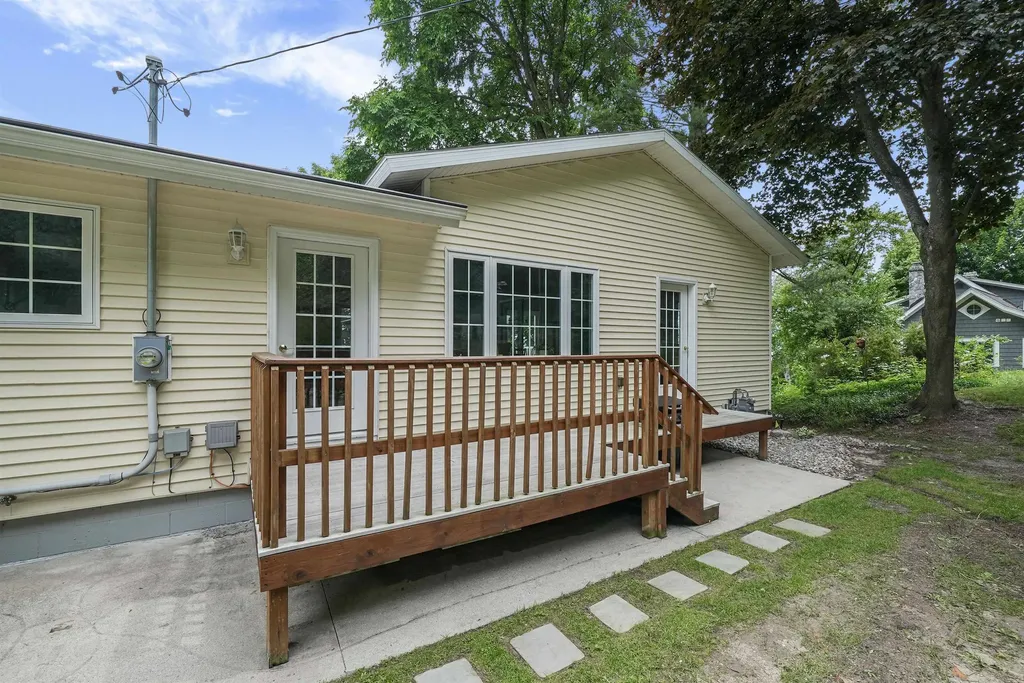8729 Center Road Peninsula Township MI 49686