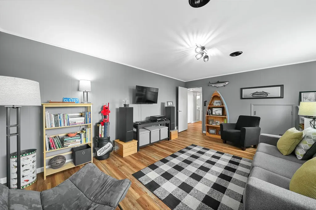 8729 Center Road Peninsula Township MI 49686
