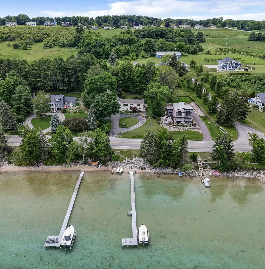 8729 Center Road Peninsula Township MI 49686